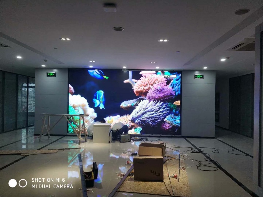 江蘇國泰集團(tuán)17樓會議室P2.5全彩LED顯示屏完美點(diǎn)亮！