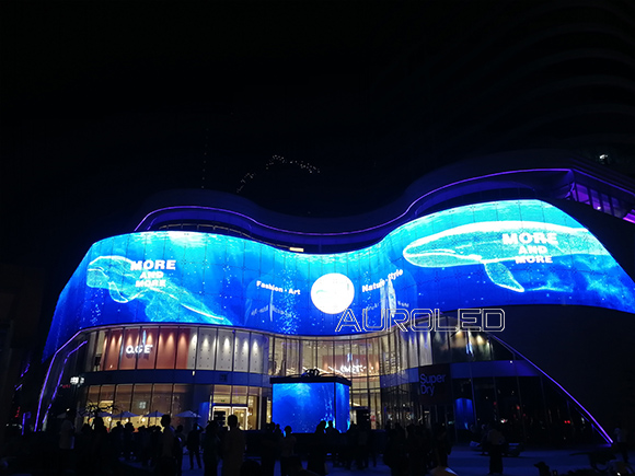 透明LED智能玻璃屏為什么深受市場的喜愛和追捧?