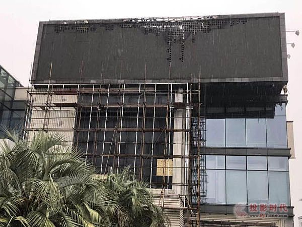 上海七莘路大火中燒毀的室外<a href=http://www.chzys.com target=_blank class=infotextkey>led顯示屏</a>